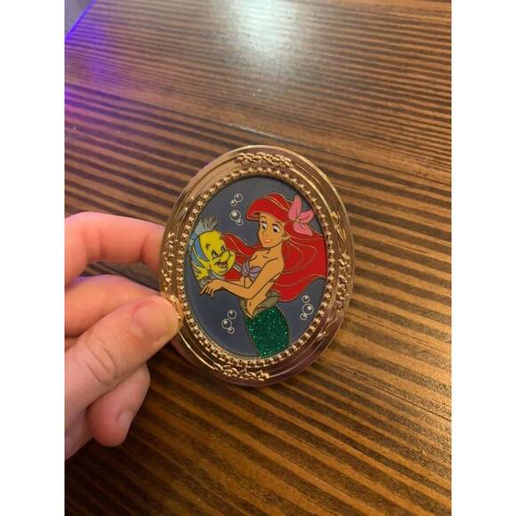 The Little Mermaid Gold Frame Quality Fantasy Disney Pin - Picture 3 of 3